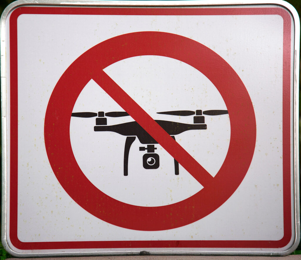 A sign with a drone with a slash through it, indicating drones are banned.